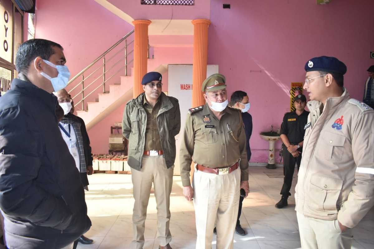 डीएम एसएसपी ने पुलिस फोर्स के साथ कस्बे में किया भ्रमण डीएम एसएसपी ने पुलिस फोर्स के साथ कस्बे में किया भ्रमण